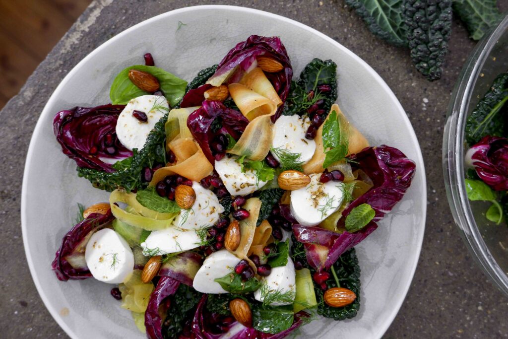 Insalata Di Radicchio Cavolo Nero Carote E Mozzarella Gnambox