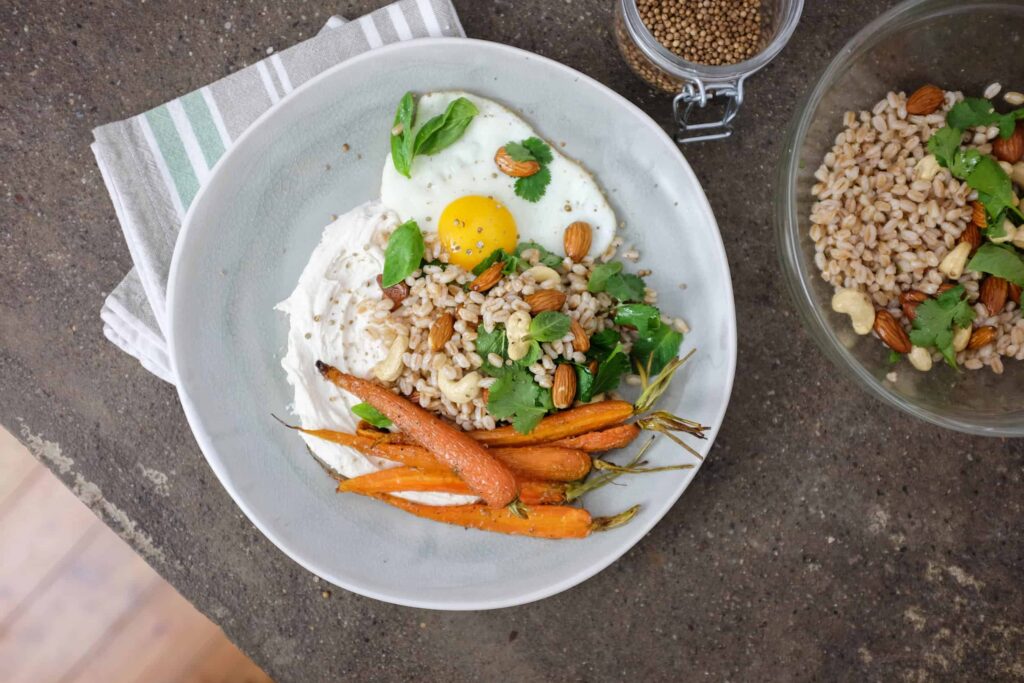 Carote arrosto con farro, uova e crema al sesamo - gnambox.com