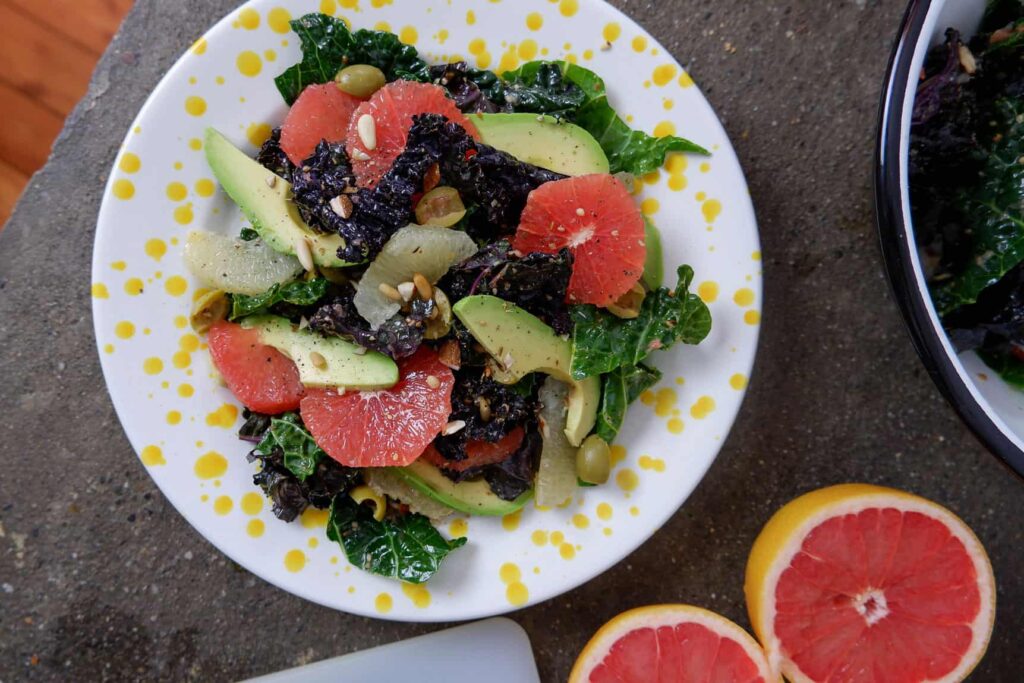 Insalata di kale con avocado e dukkah di mandorle e pinoli